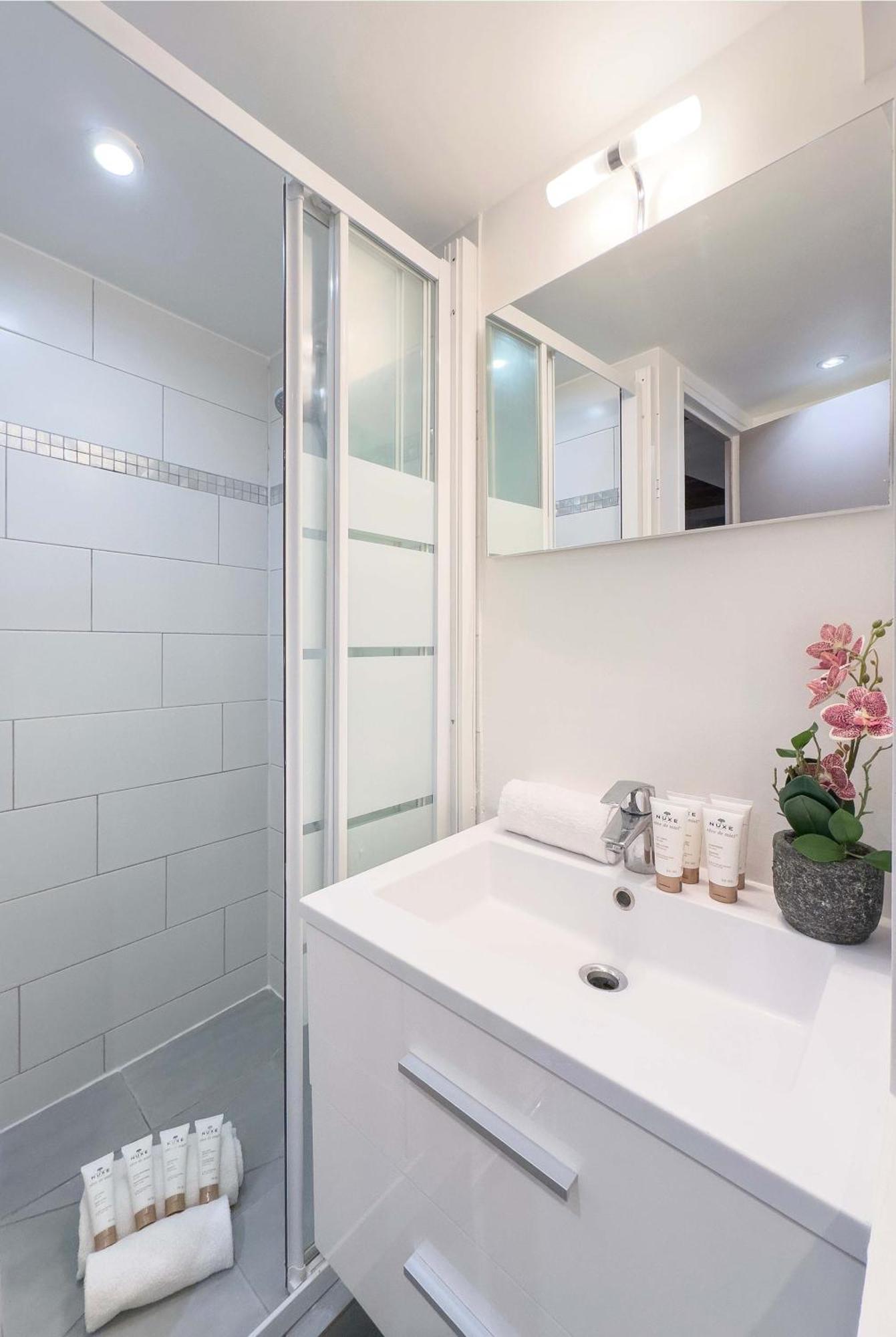Appartamento Authentic Flat Near Luxembourg Garden Parigi